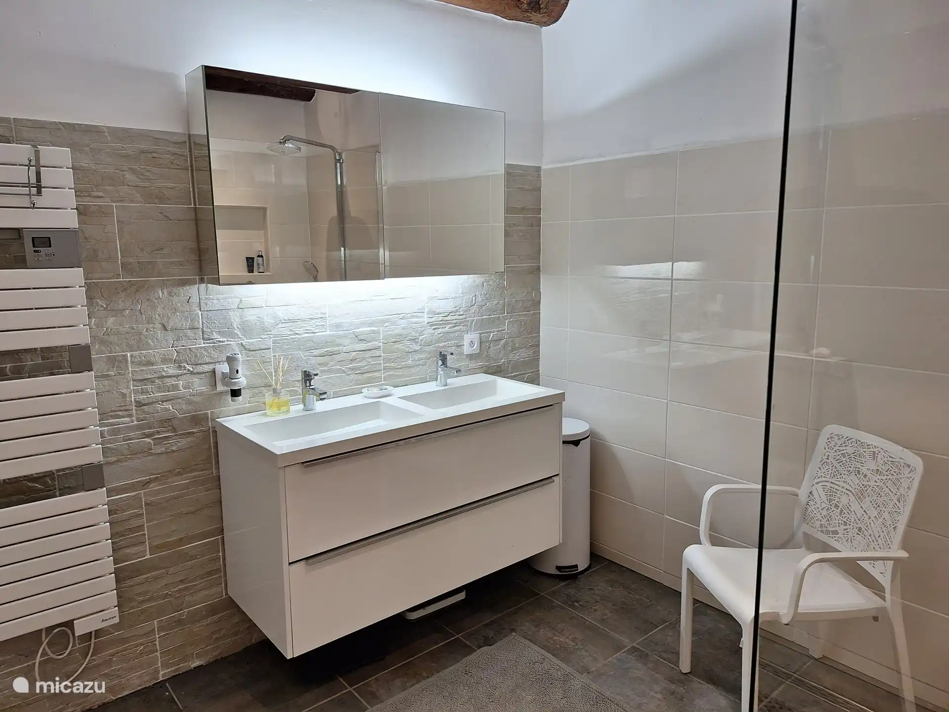 Badkamer met dubbele wastafel.