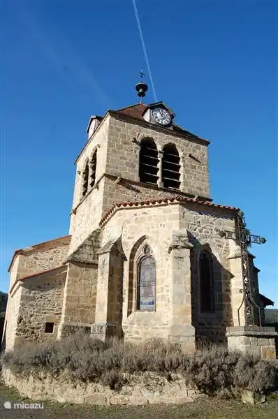 Het Romaanse kerkje uit de 12e eeuw in het nabijgelegen Laval-sur-Doulon.