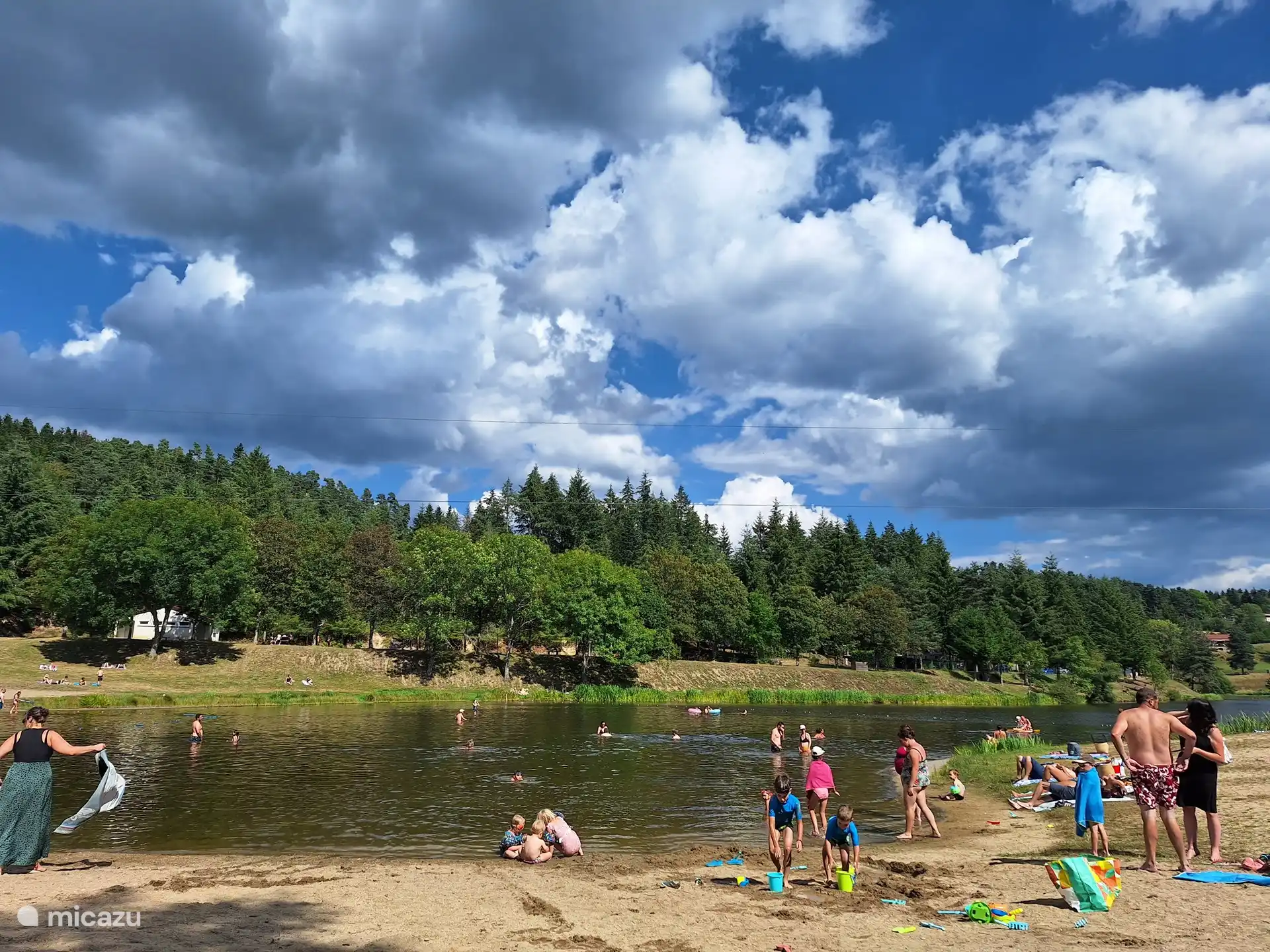 Afkoeling is onder andere te vinden door een duik te nemen in dit natuurlijke meertje bij Champagnac-le-Vieux