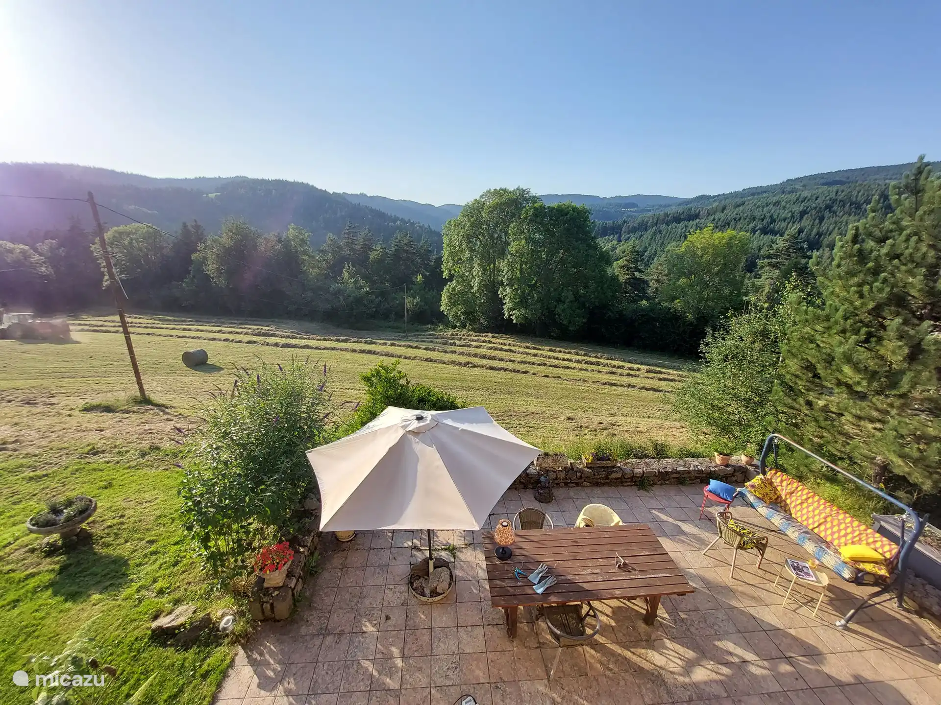 Het terras aan de dalzijde met het prachtige uitzicht.