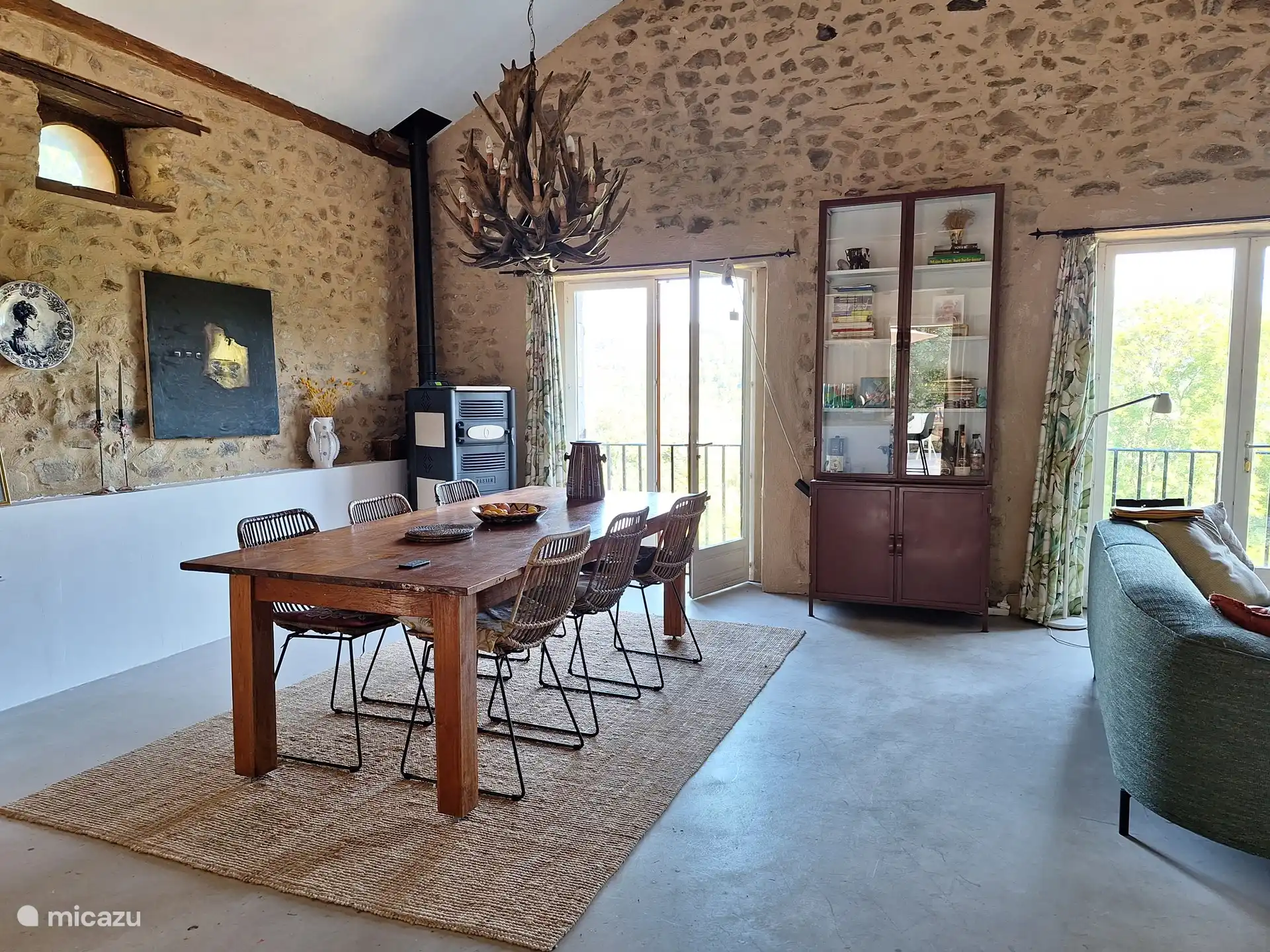 De eettafel binnen is zeer royaal. Genoeg ruimte om spelletjes te doen of een puzzel uit te leggen.