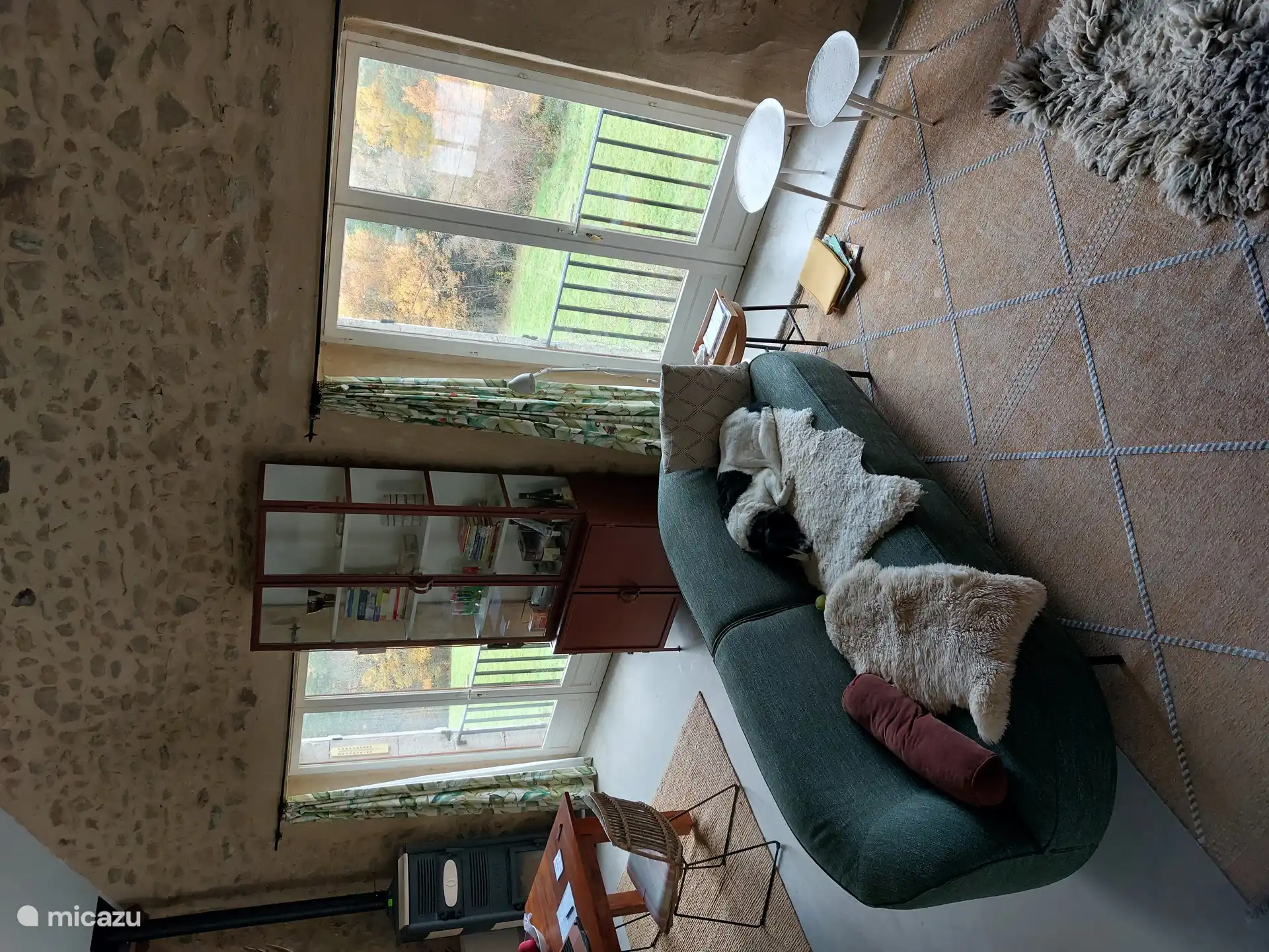 De woon/zitkamer is heel royaal. De bank is nieuw en dus geen oncomfortabele doorzakker