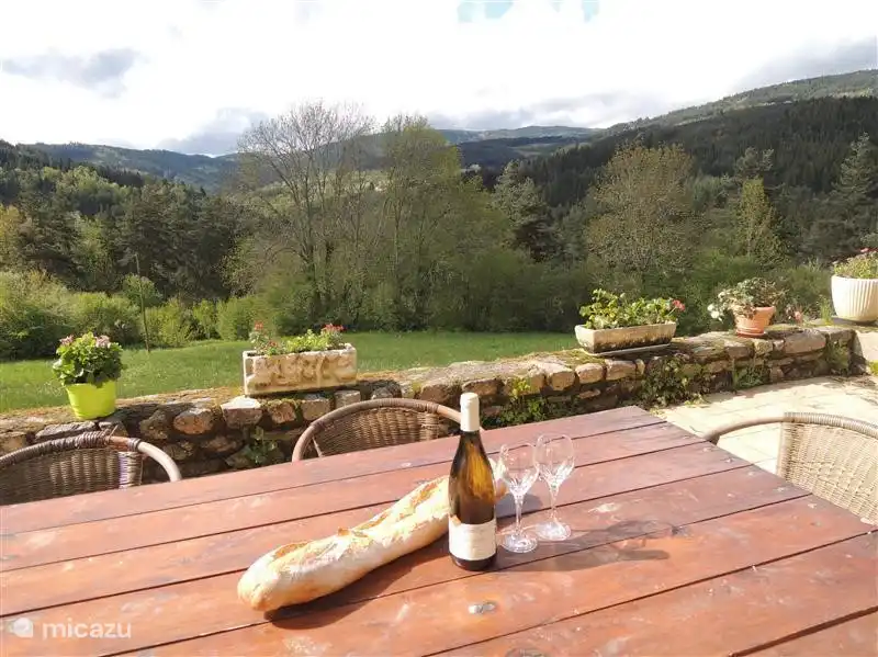 Het uitzicht vanaf het terras is prachtig! Het is heerlijk om aan de grote tafel hier van de maaltijd te genieten.