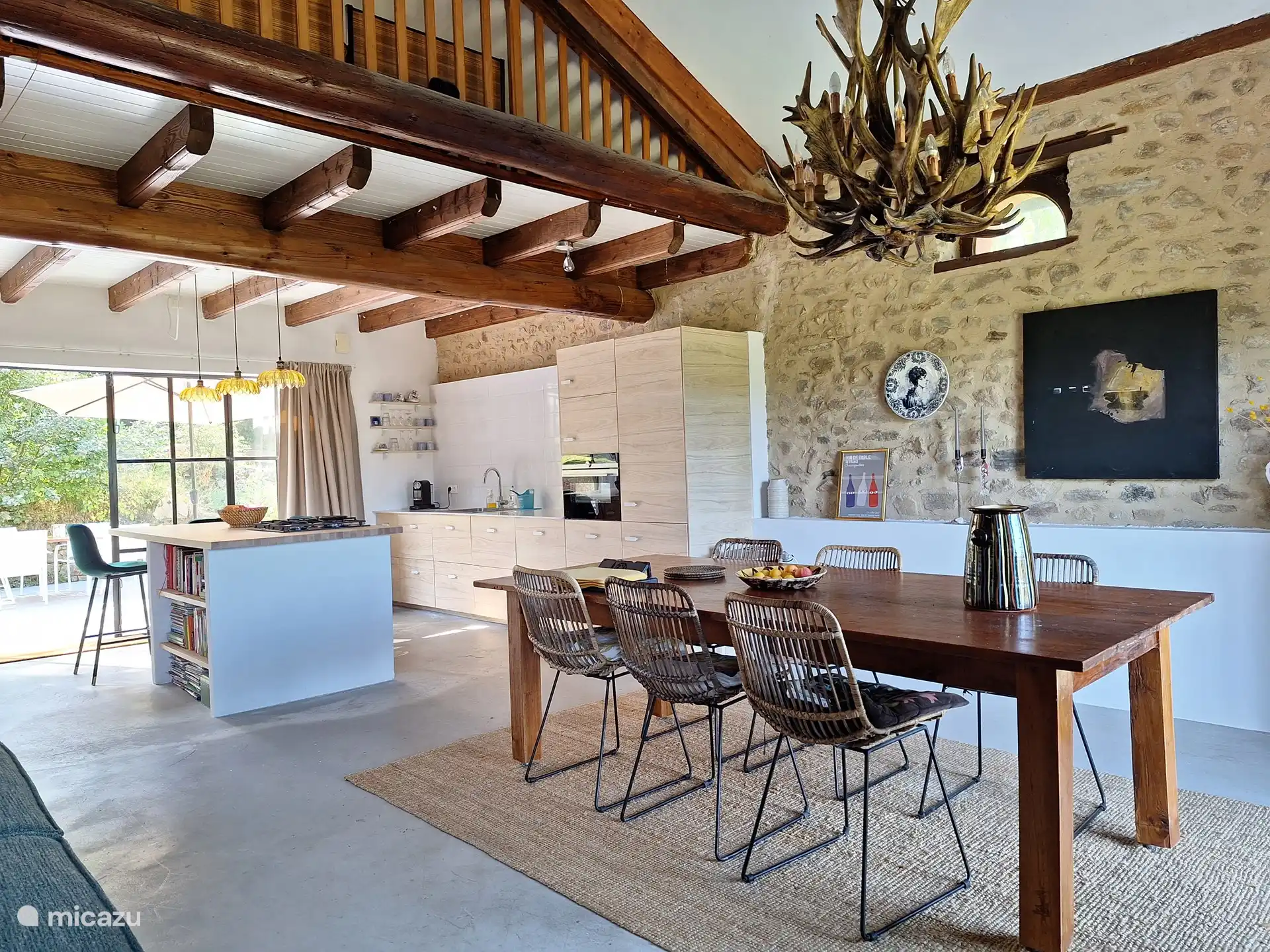 De grote open keuken heeft alles wat een kookliefhebber tot culinaire prestaties kan brengen! De heerlijke specialiteiten van de streek zullen u zeker inspireren!