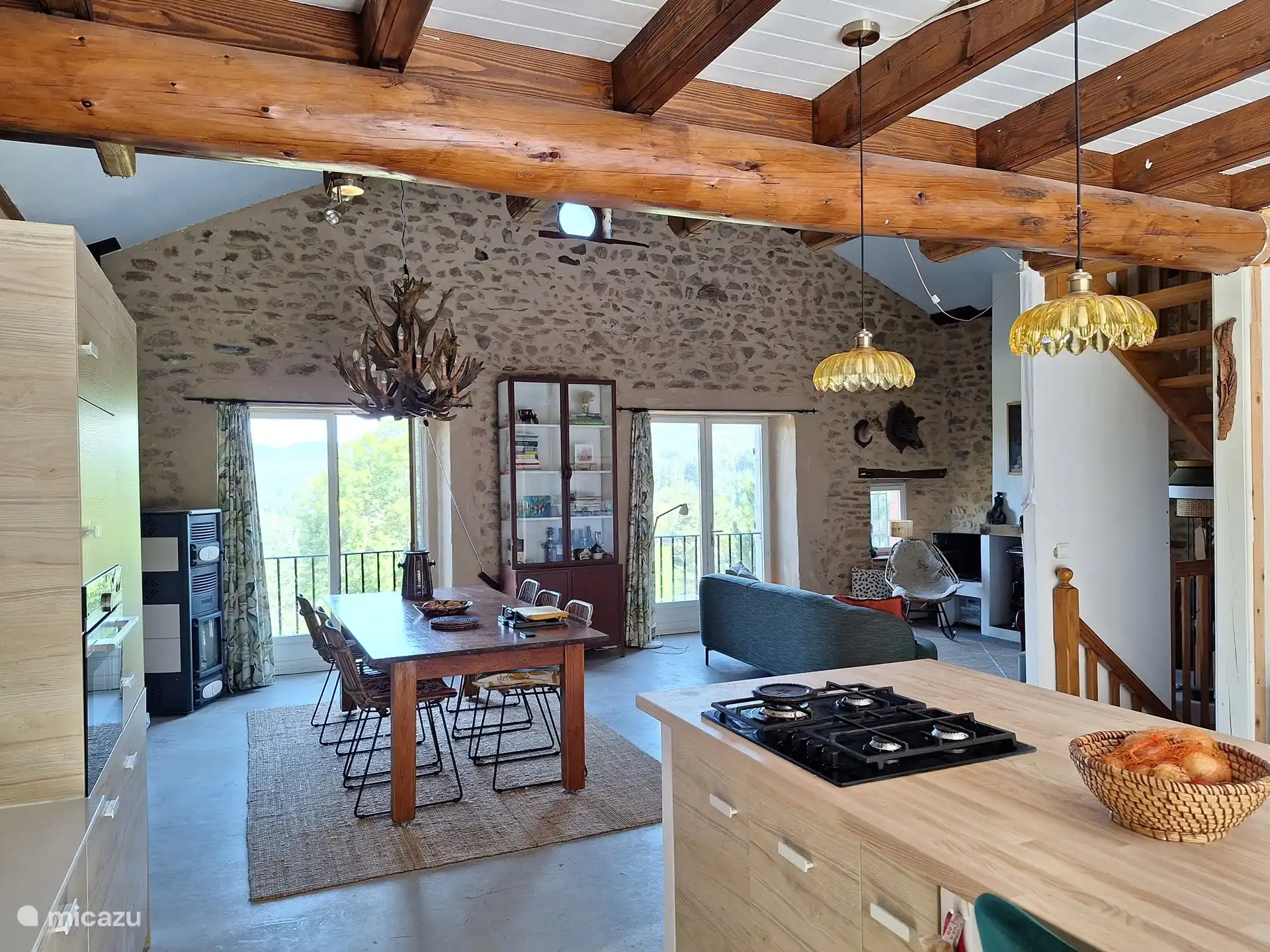 De keuken is uitgerust met een kookplaat op het kookeiland. Hier kunt u ook uw ontbijt nuttigen gezeten aan de bar. Er is een luxe Siemens oven met o.a. een magnetron functie, een Nespresso apparaat en een koel/vrieskast.