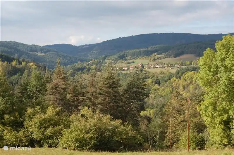 Het uitzicht vanaf het terras op het nabijgelegen dorpje Laval-sur-Doulon.