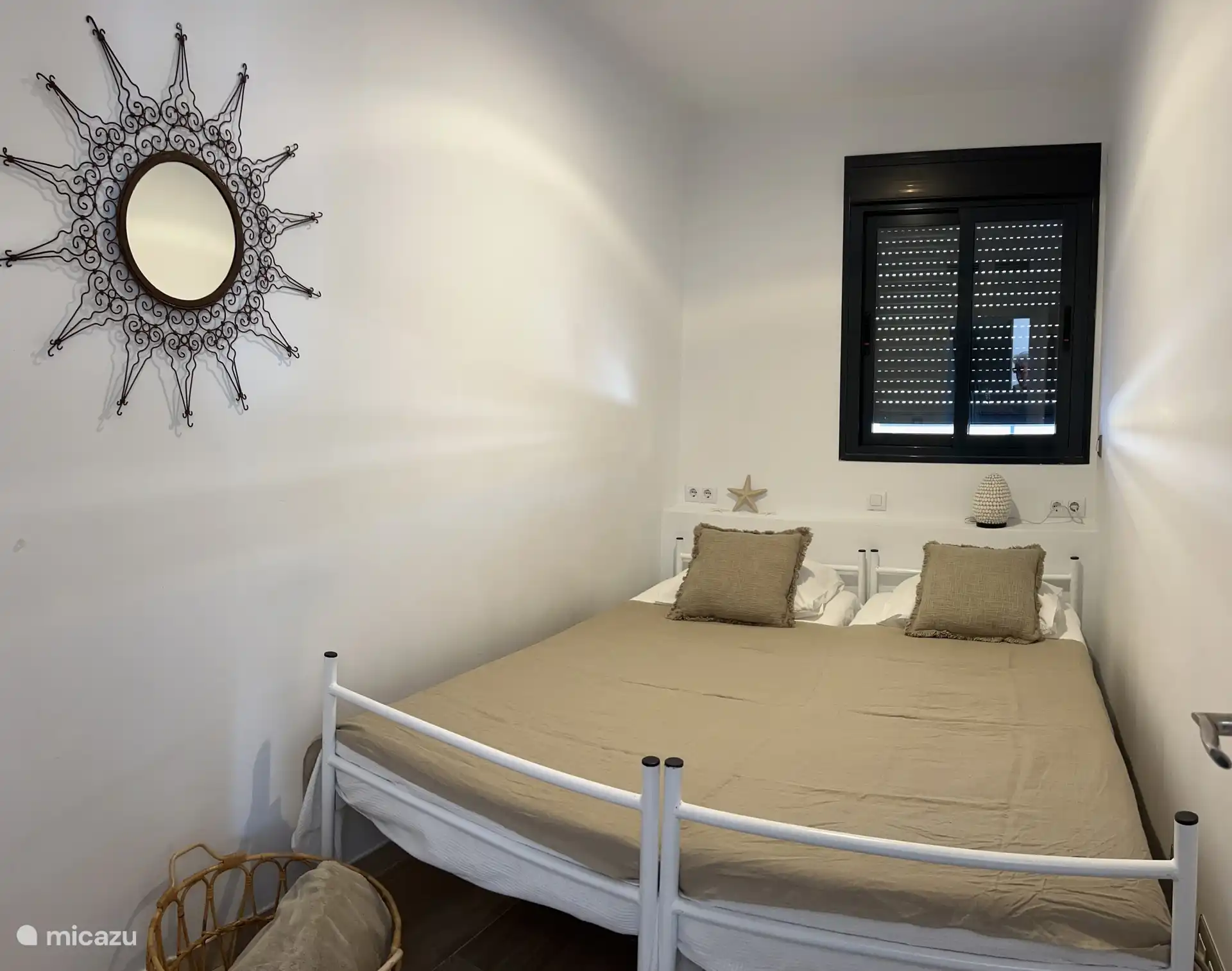 Zweites Schlafzimmer mit zwei Einzelbetten 80x200 und einem separaten Bad mit Dusche, Waschbecken und Toilette