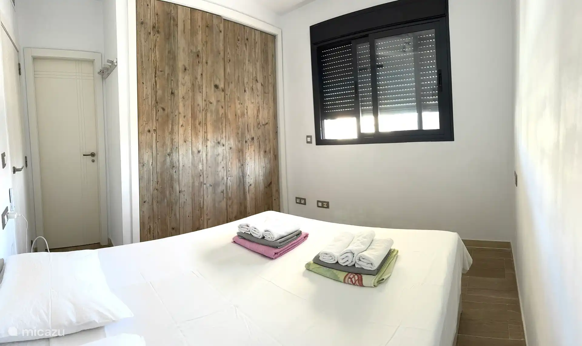 Schlafzimmer mit Doppelbett 160x200 und eigenem Bad mit ebenerdiger Dusche, Waschbecken und WC