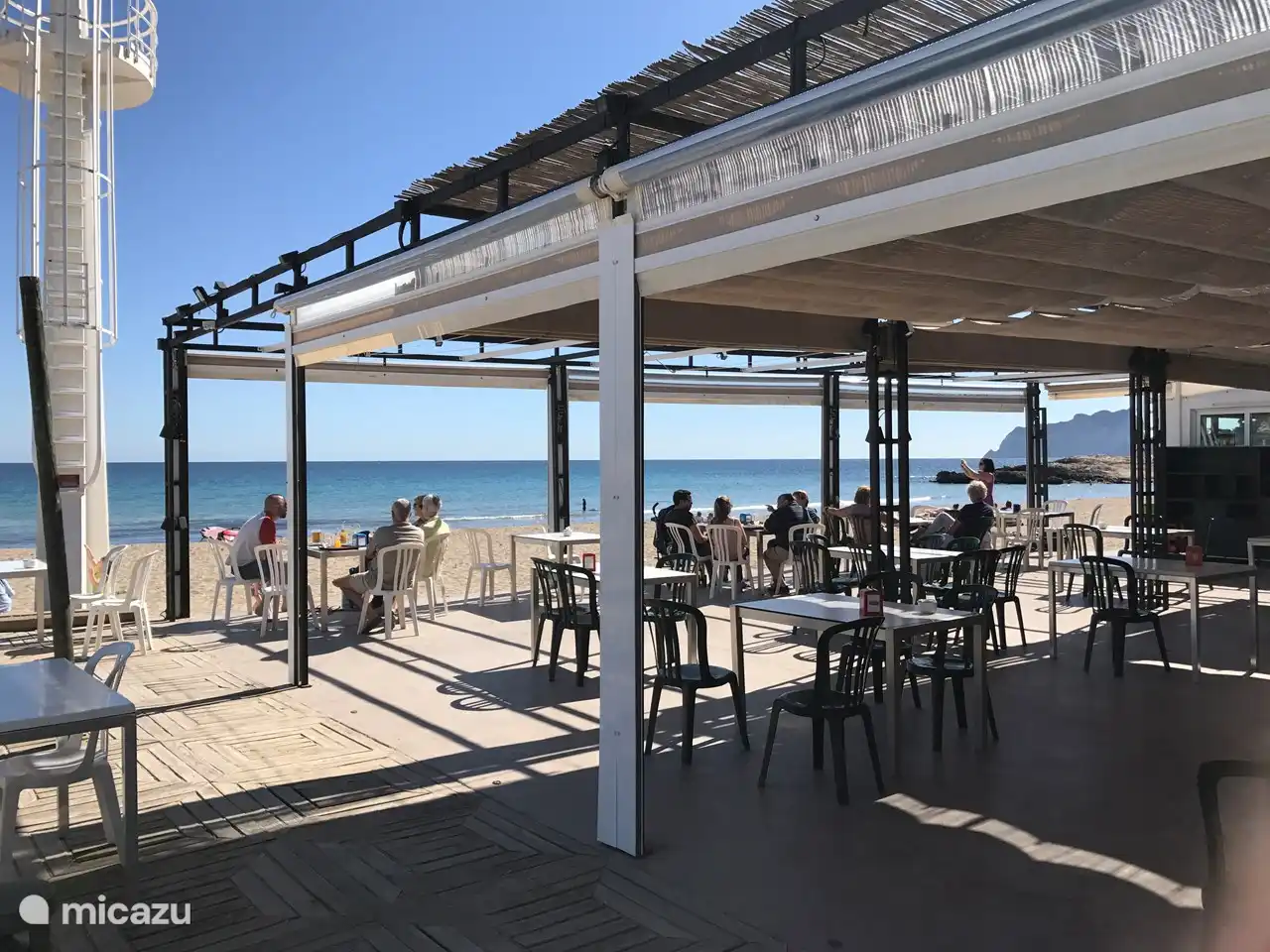Am Strand von l'Ampolla gibt es eine schöne Strandbar – El Castillo