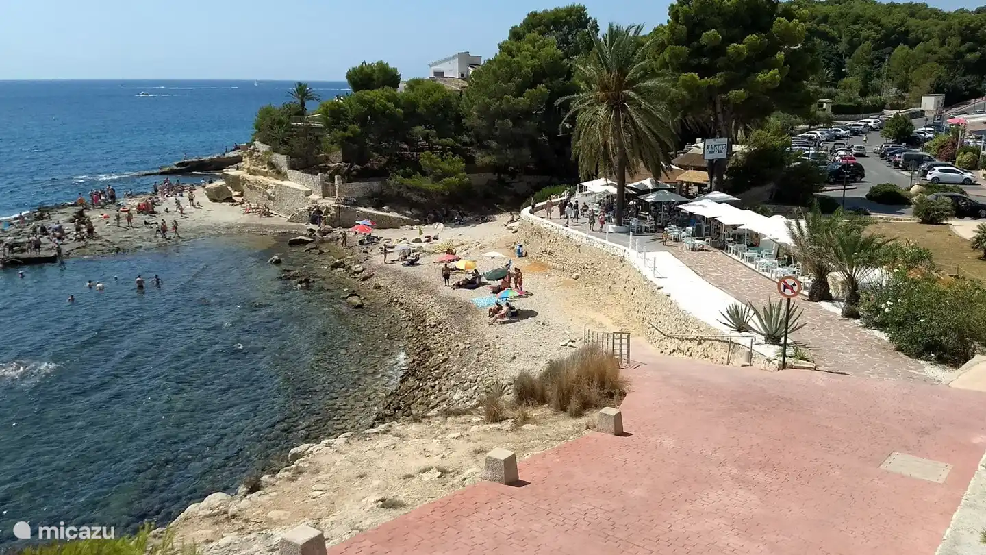 In der Umgebung finden Sie entlang der Küstenstraße viele kleine Buchten, oft mit felsigen Stränden. Das ist Cala l'Andrago, neben einer gemütlichen Strandbar - Algas. An der Zufahrtsstraße zu diesem Strand finden Sie eine Reihe trendiger und guter Restaurants, wie die Food Bar, La Cabana, Saga und AOI