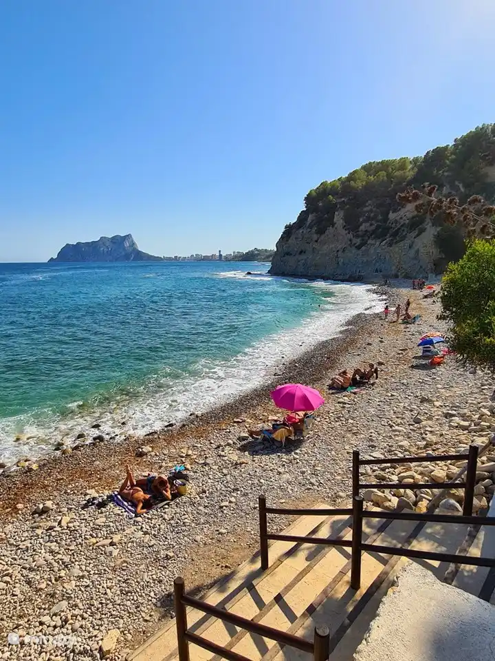 Eine der Buchten entlang der Küstenstraße; Cala Baladrar