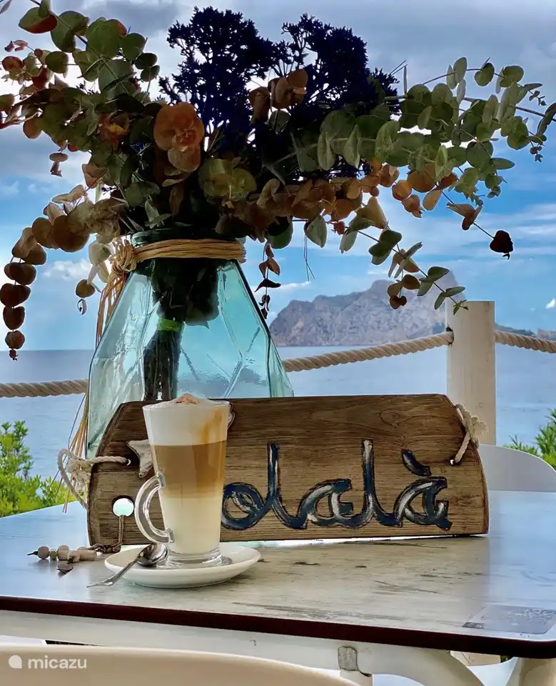 Mit einer gemütlichen Strandbar - Xiringuito Olalå