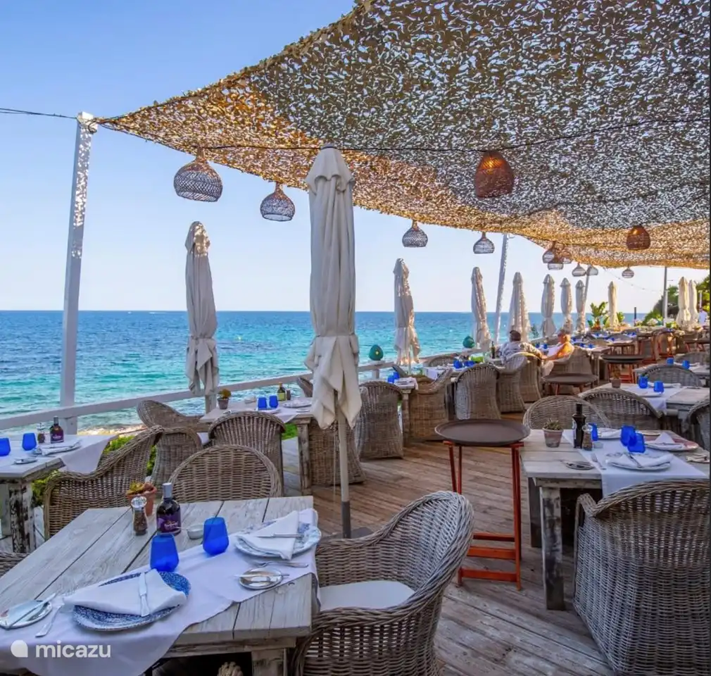 Es gibt auch einige sehr gute Restaurants in der Umgebung. Das ist Amantes de Moraira, ein ausgezeichnetes Restaurant in der schönsten Lage von Moraira. Auf Anfrage senden wir Ihnen gerne unseren „Restaurantführer“ mit einer großen Auswahl an Restaurants in der Umgebung zu.
