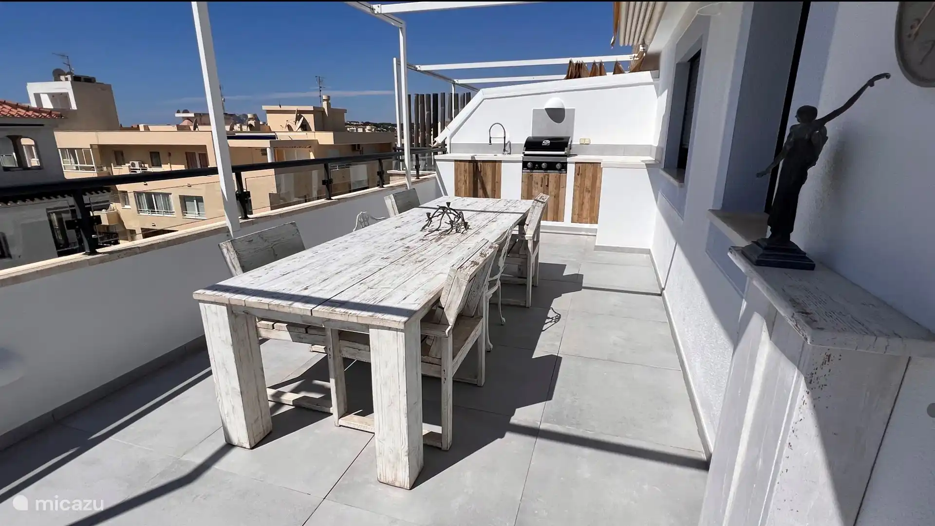 Auf der Terrasse finden Sie außerdem einen großzügigen Essbereich, eine Außenküche mit Gasgrillspüle und Kühlschrank