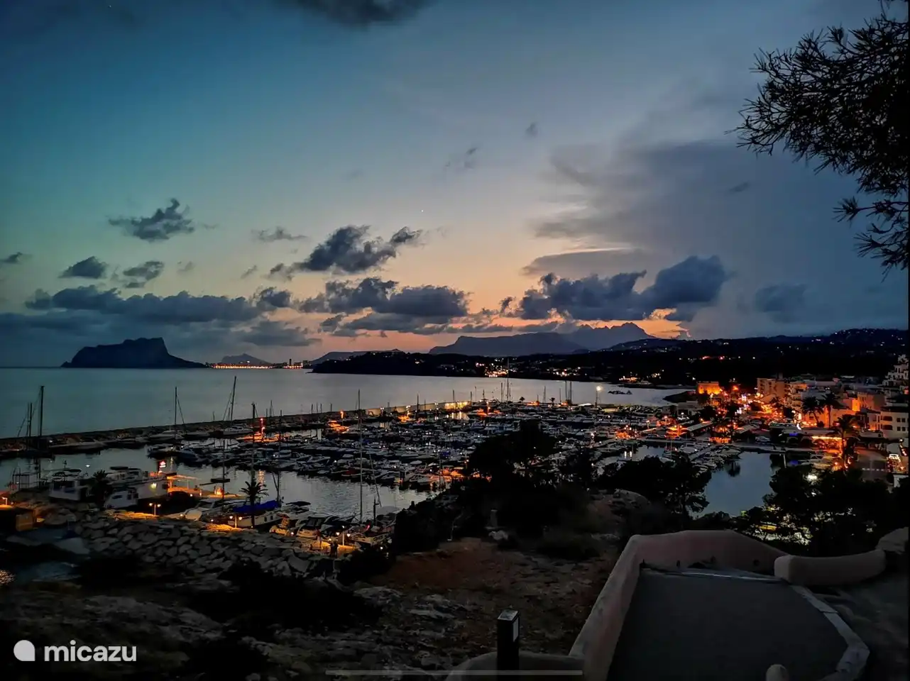 Der Yachthafen von Moraira und Blick auf Calpe. Calpe ist eine Viertelstunde mit dem Auto entfernt.