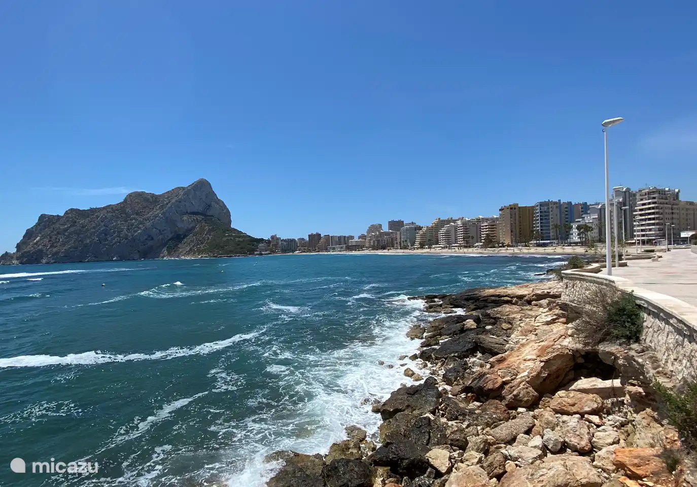 Calpe hat einen wunderschönen großen Sandstrand.
