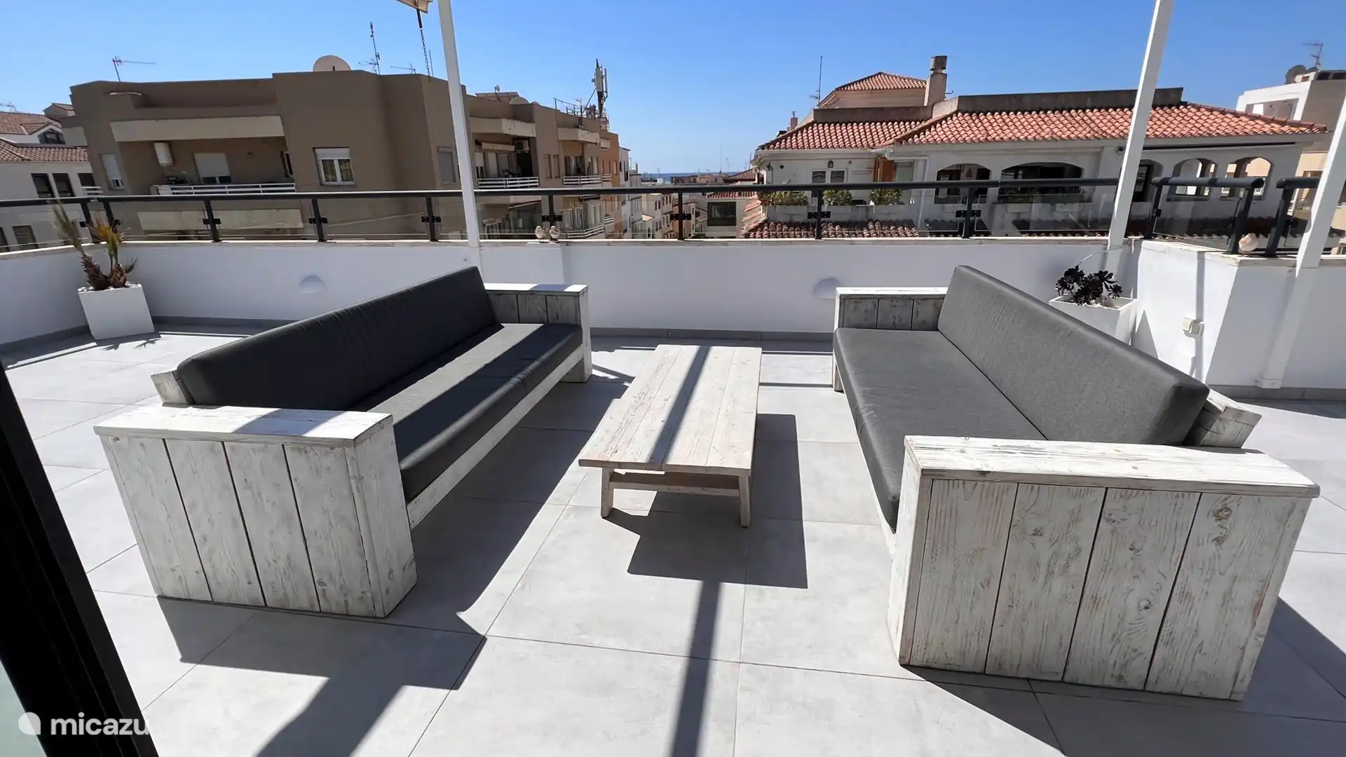Die Terrasse mit Blick auf das Dorf, das Meer und die Berge