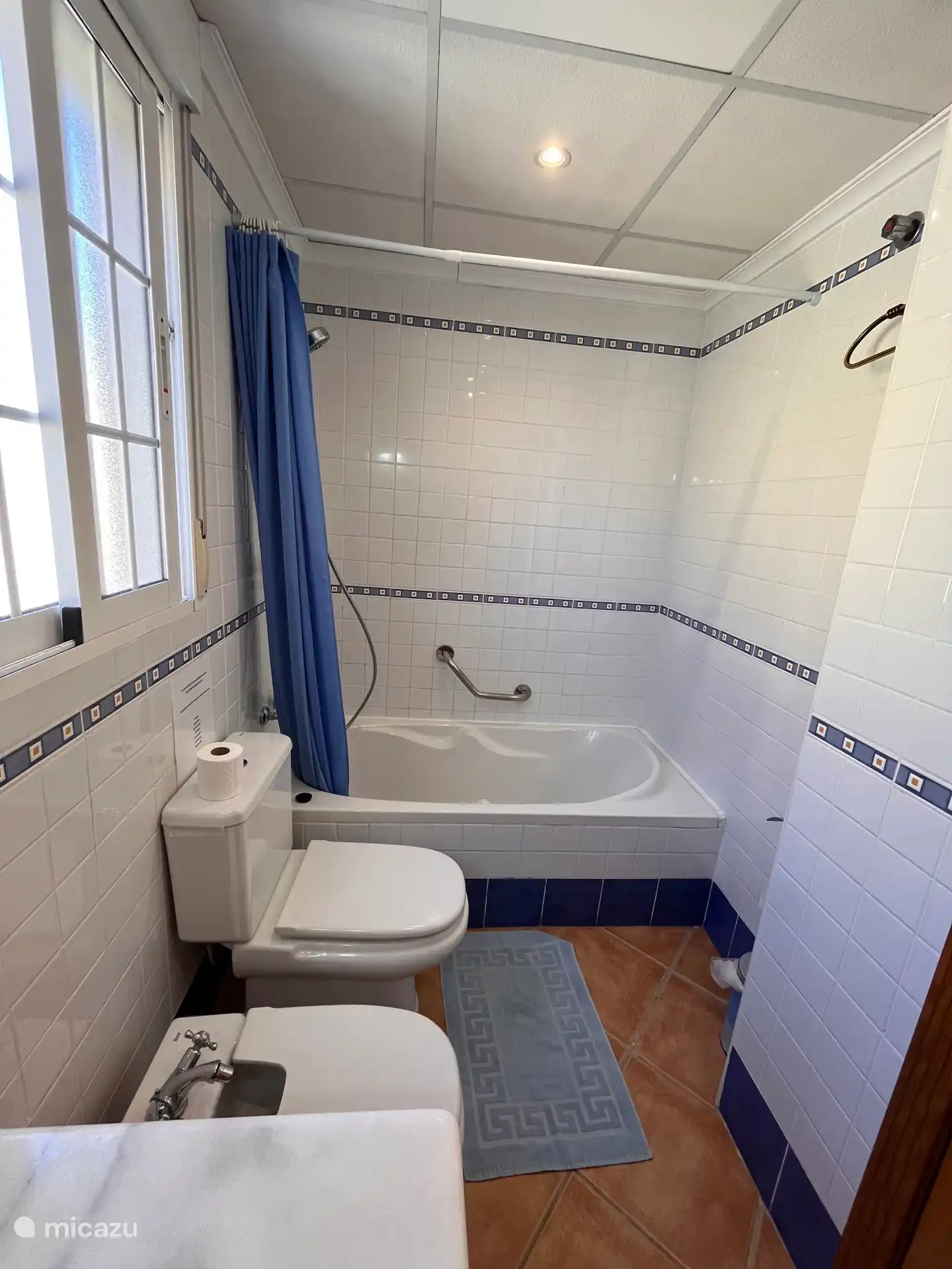 Baño nº 2, arriba, con baño espacioso.