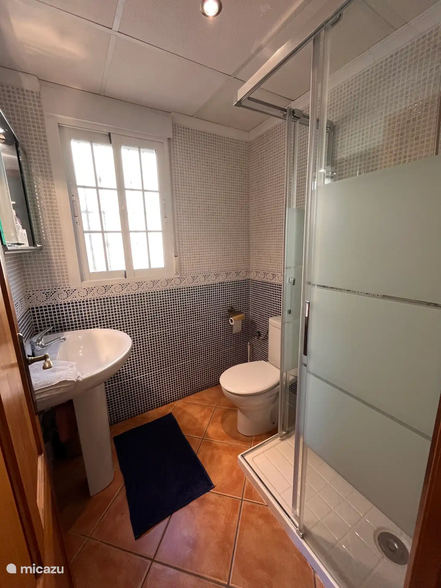 Baño ordenado abajo 