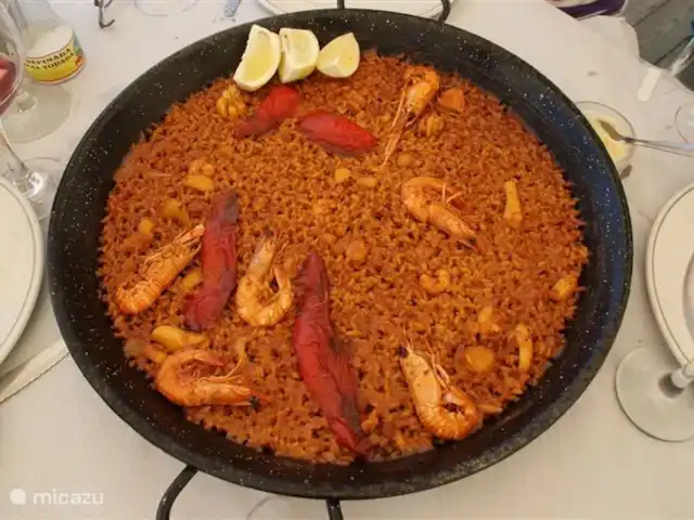 Villa Botman en España, Costa Blanca, Algorfa - villa ¡Toma asiento para eso!La paella se prepara de muchas maneras y se acompaña felizmente con una buena copa de Vino ..blanco o tinto, ¡la elección es tuya!