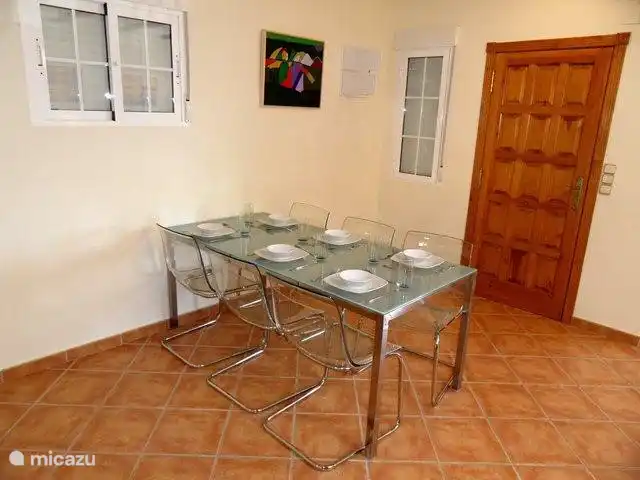 Villa Botman en España, Costa Blanca, Algorfa - villa Una mesa de comedor moderna con 6 sillas cómodas y posiblemente. una silla alta