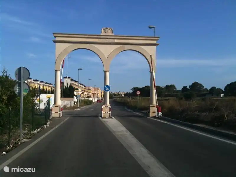 A través de la puerta de entrada se llega a nuestra hermosa Urbanización Lo Crispin; a 10 km de la costa [Guardamar/Torrevieja etc.]