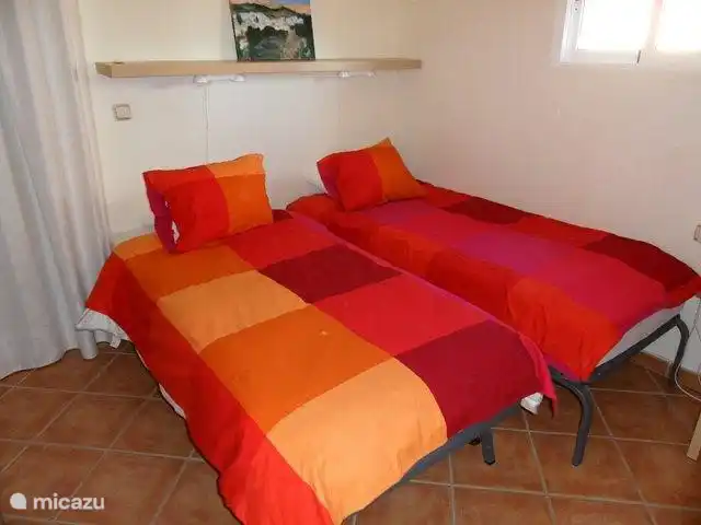 1er piso dormitorio 2, con balcón privado y escritorio