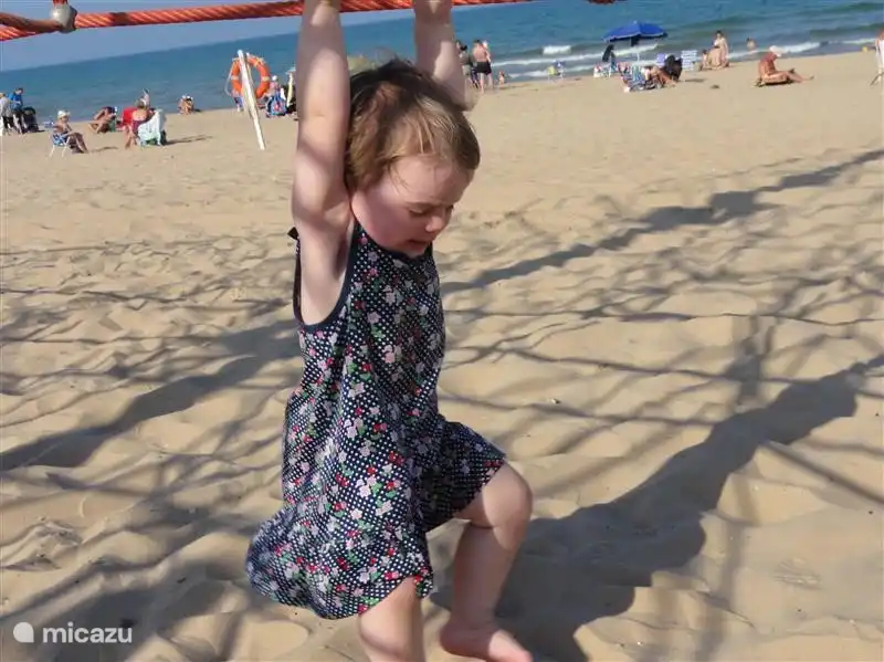 Hermosas playas amplias con bandera azul con juegos infantiles... apuesto a que los niños no quieren irse a casa todavía...