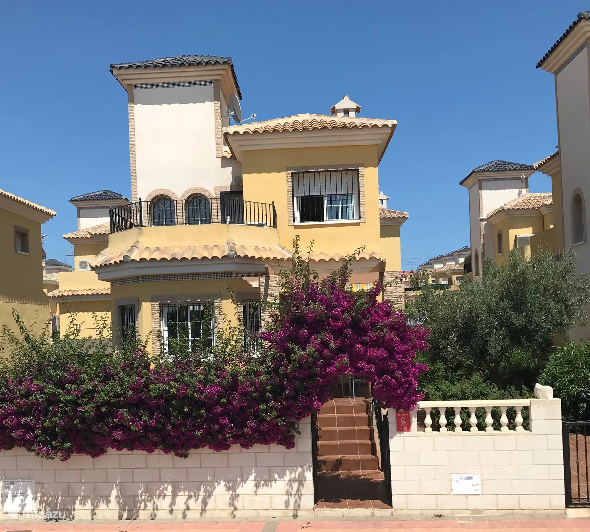 Nuestra Villa Botman totalmente independiente le ofrece el placer de vivir durante las vacaciones para hasta 6 personas; Las terrazas alrededor y en el primer piso siempre garantizan un lugar cálido bajo el sol. Y cuando cae la noche, la terraza delantera es su lugar favorito: una vista del sol poniente con una deliciosa copa de golosinas.