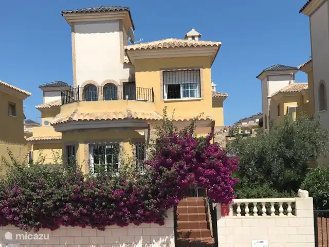 Villa Botman en España, Costa Blanca, Algorfa - villa Nuestra Villa Botman totalmente independiente le ofrece el placer de vivir durante las vacaciones para hasta 6 personas; Las terrazas alrededor y en el primer piso siempre garantizan un lugar cálido bajo el sol. Y cuando cae la noche, la terraza delantera es su lugar favorito: una vista del sol poniente con una deliciosa copa de golosinas.