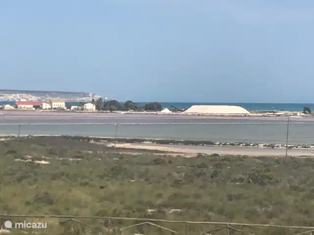 Villa Botman en España, Costa Blanca, Algorfa - villa Sobre las salinas de El Pinet se ve una montaña de sal nueva con Santa Pola detrás