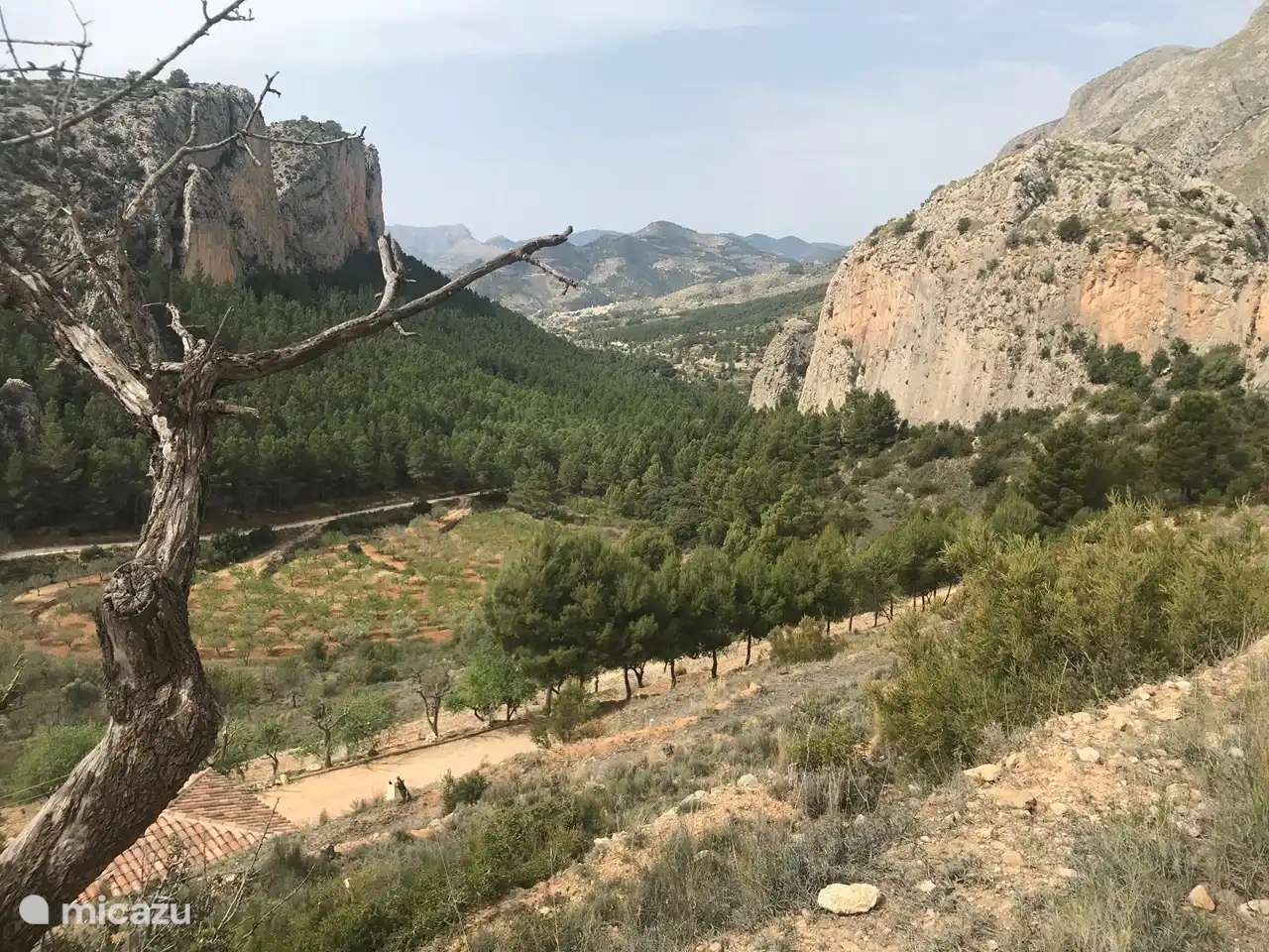 Sella se encuentra a 45 minutos en coche, punto de partida de innumerables paseos deportivos con vistas impresionantes.