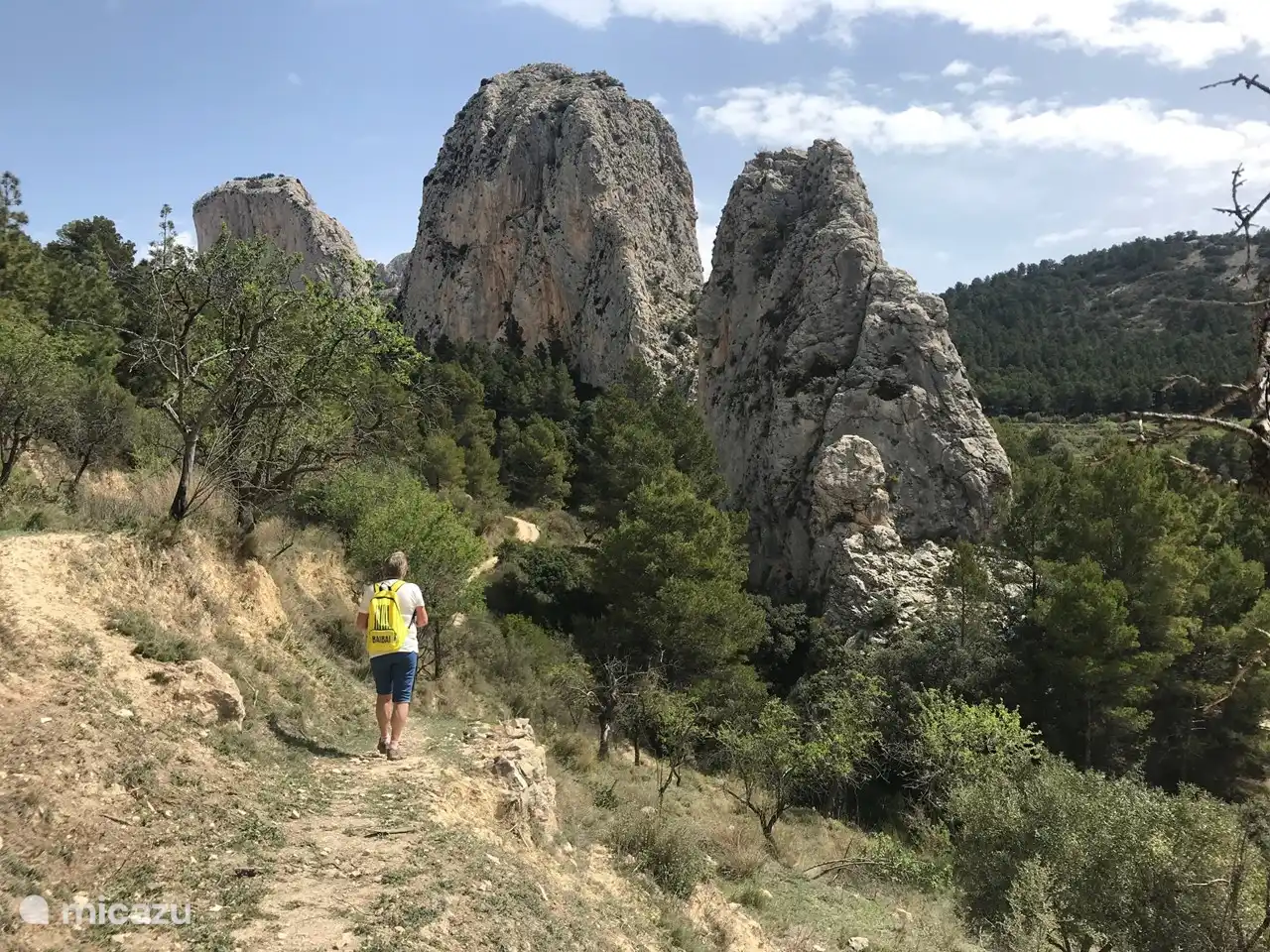 a través de un paisaje desafiante.