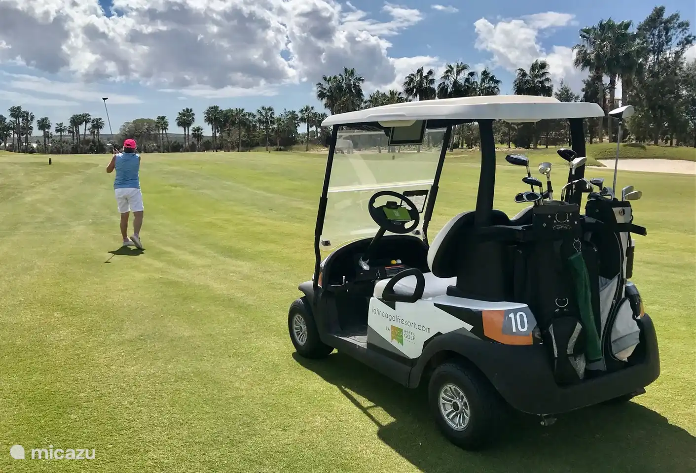 El hermoso campo de golf de La Finca es un buen lugar para estar. Y en el granero detrás de nuestra casa encontrará dos juegos de golf completos con carritos.
