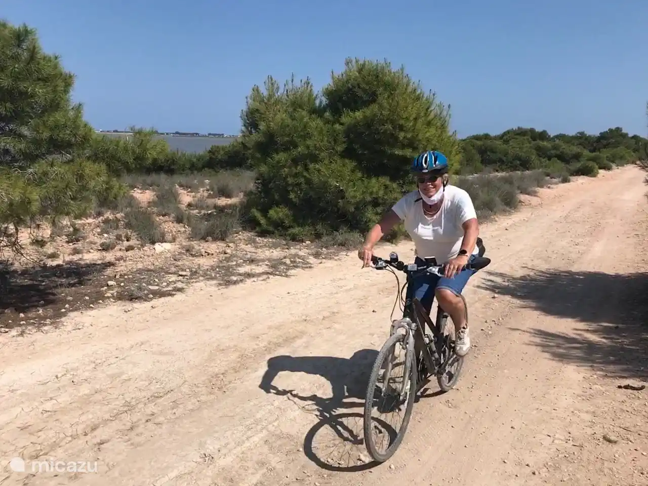 ¡A lo largo del lago de La Mata por desafiantes caminos de grava! Las bicicletas están listas para ti..:-)