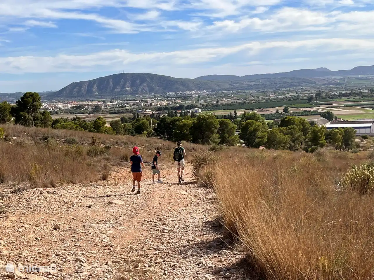 ¡La Sierra de Orihuela es fácil de escalar para grandes y pequeños! Y en la parte superior de la cruz, a 450 metros, ¡hermosa vista!
