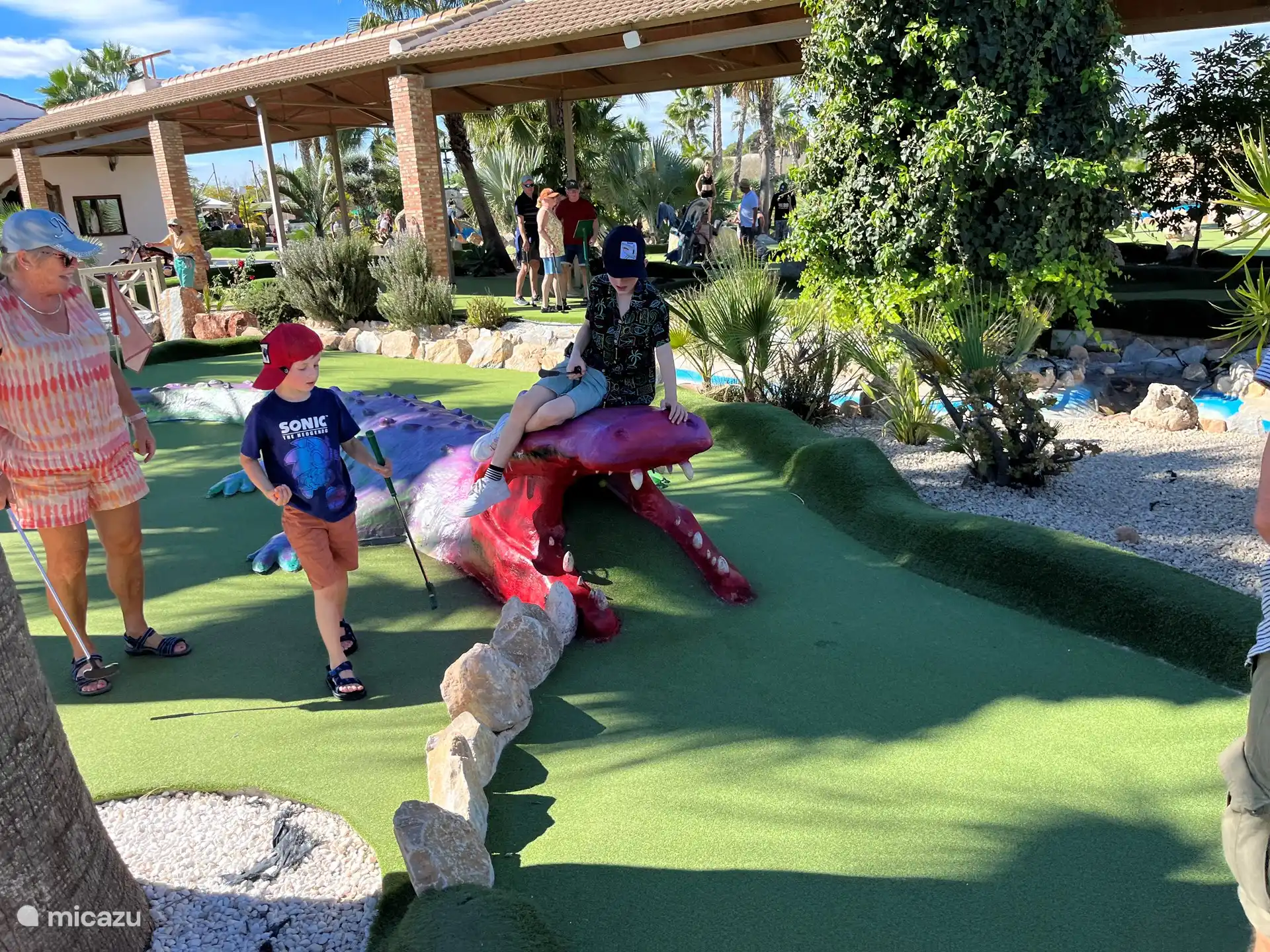 Cerca de nosotros se encuentra el Adventure Golf, un campo de minigolf de 18 hoyos; Después un delicioso almuerzo, a elegir entre más de 6 variedades.