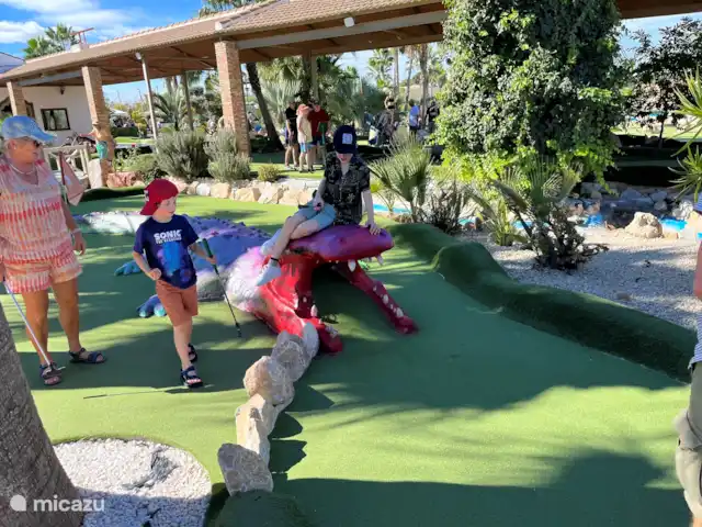 Villa Botman en España, Costa Blanca, Algorfa - villa Cerca de nosotros se encuentra el Adventure Golf, un campo de minigolf de 18 hoyos; Después un delicioso almuerzo, a elegir entre más de 6 variedades.