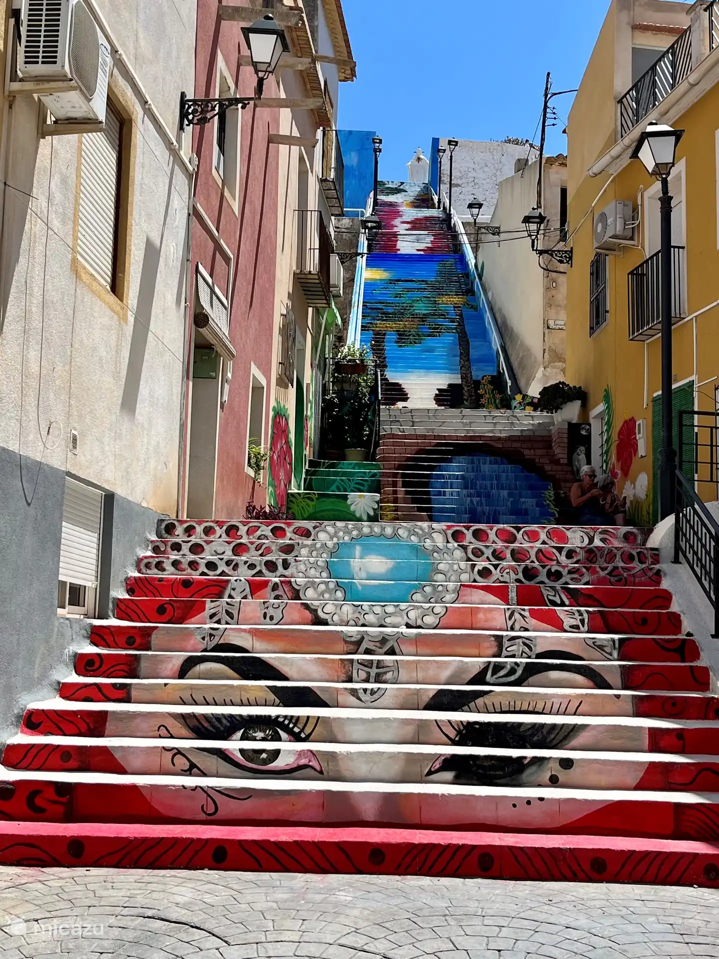 Abanilla es un pueblo rústico sobre Murcia, con una escalera bellamente pintada que conduce a una colosal estatua de Cristo.