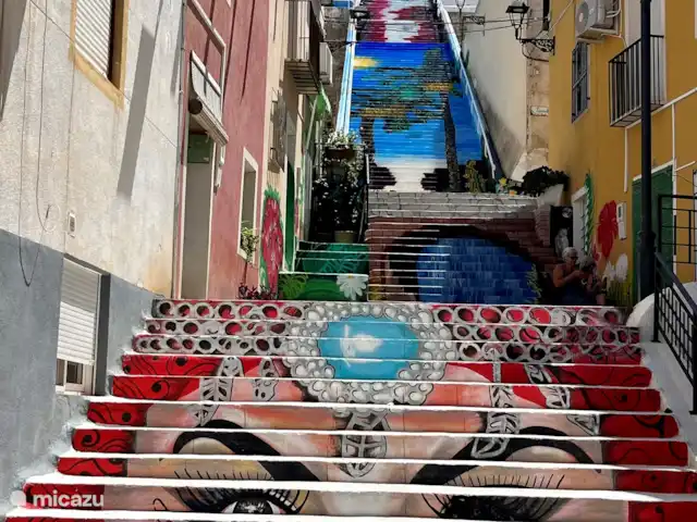 Villa Botman en España, Costa Blanca, Algorfa - villa Abanilla es un pueblo rústico sobre Murcia, con una escalera bellamente pintada que conduce a una colosal estatua de Cristo.