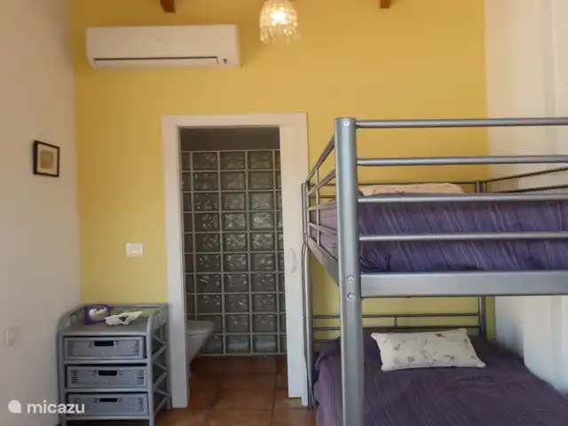 Casita Coveta Neptuno | Espagne, Costa Blanca, Coveta Fumá - maison mitoyenne Chambre supplémentaire sur le toit-terrasse avec lits superposés, salle de bain avec douche et WC et entrée privée par le toit-terrasse.