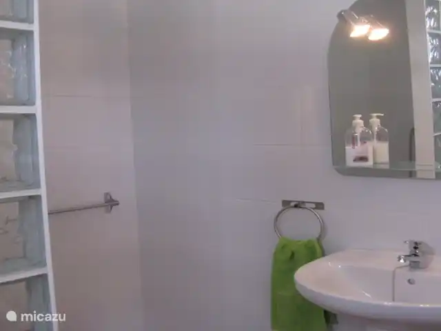 Casita Coveta Neptuno | Espagne, Costa Blanca, Coveta Fumá - maison mitoyenne 2ème salle de bain avec douche à l'italienne et WC dans la chambre d'appoint au dernier étage