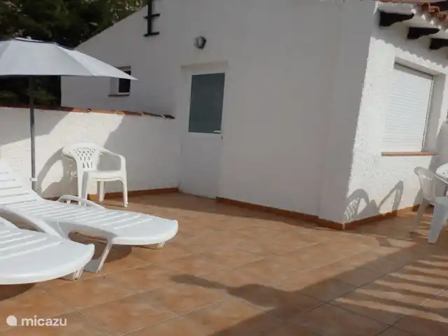Casita Coveta Neptuno | Espagne, Costa Blanca, Coveta Fumá - maison mitoyenne Spacieuse terrasse sur le toit avec chaises longues au 1er étage