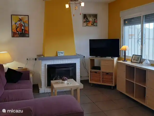 Casita Coveta Neptuno | Espagne, Costa Blanca, Coveta Fumá - maison mitoyenne Salon avec chaînes de télévision néerlandaises, anglaises et espagnoles. Vue sur le balcon et le jardin.