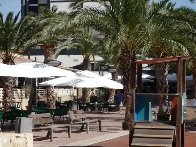 Casita Coveta Neptuno | Espagne, Costa Blanca, Coveta Fumá - maison mitoyenne La place confortable à environ 300 mètres de la maison avec des restaurants, des bars et une aire de jeux pour enfants.