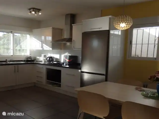 Casita Coveta Neptuno | Espagne, Costa Blanca, Coveta Fumá - maison mitoyenne Cuisine ouverte spacieuse entièrement équipée.