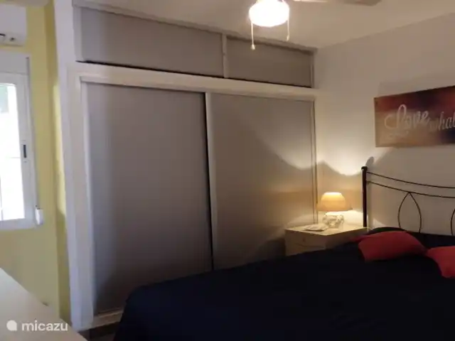 Casita Coveta Neptuno | Espagne, Costa Blanca, Coveta Fumá - maison mitoyenne Chambre principale avec lit double, ventilateur de plafond et climatisation