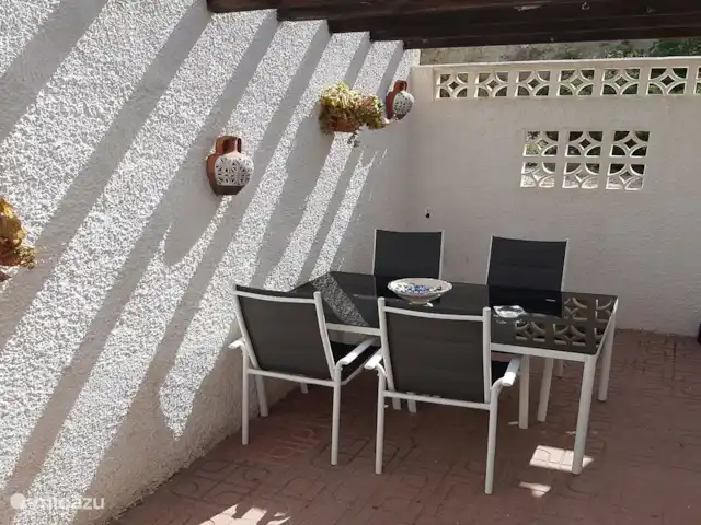 Casita Coveta Neptuno | Espagne, Costa Blanca, Coveta Fumá - maison mitoyenne Patio confortable à l'entrée de la maison avec accès à la terrasse sur le toit.