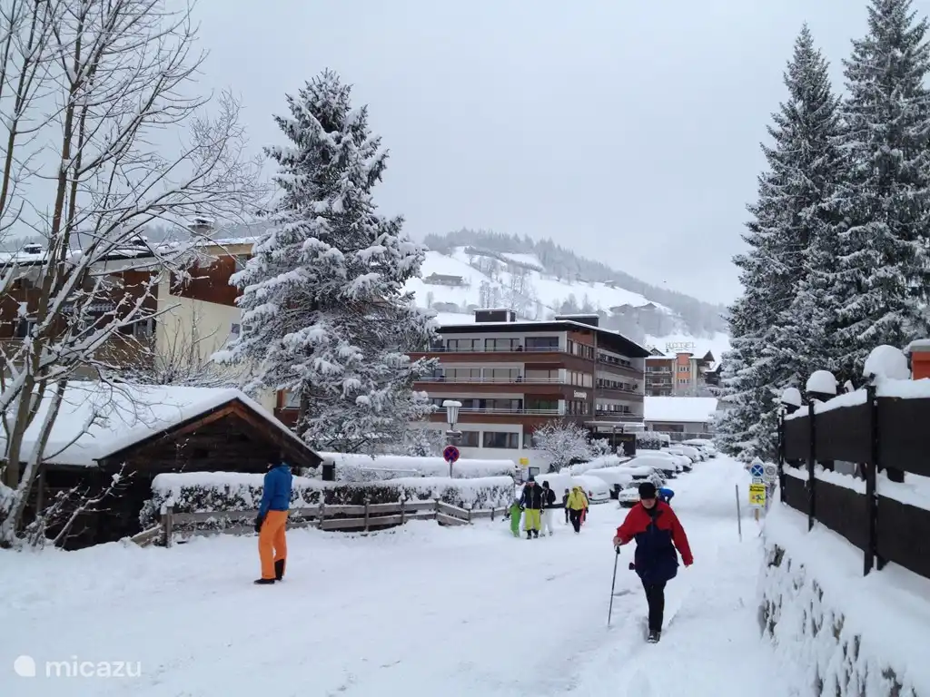 The road to the apartment in Haus Sonnenalp. The very conveniently located apartment building, near a wonderfully ski area. In summer a beautiful hiking and relaxation area. The gondola is only 300 meters away from the building.