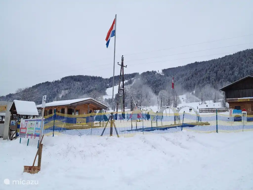 Small kInde with? This is the Children's Land of Ski School Aktiv and you can enjoy yourself without care.